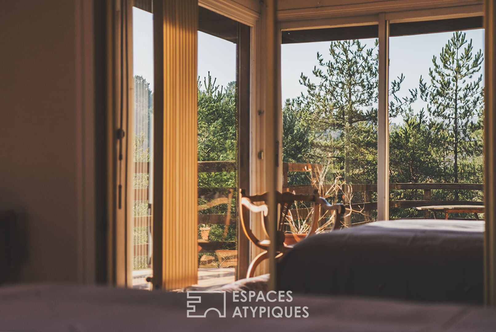 Architect-designed house in the heart of the forest and its breathtaking view