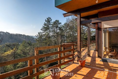 Architect-designed house in the heart of the forest and its breathtaking view