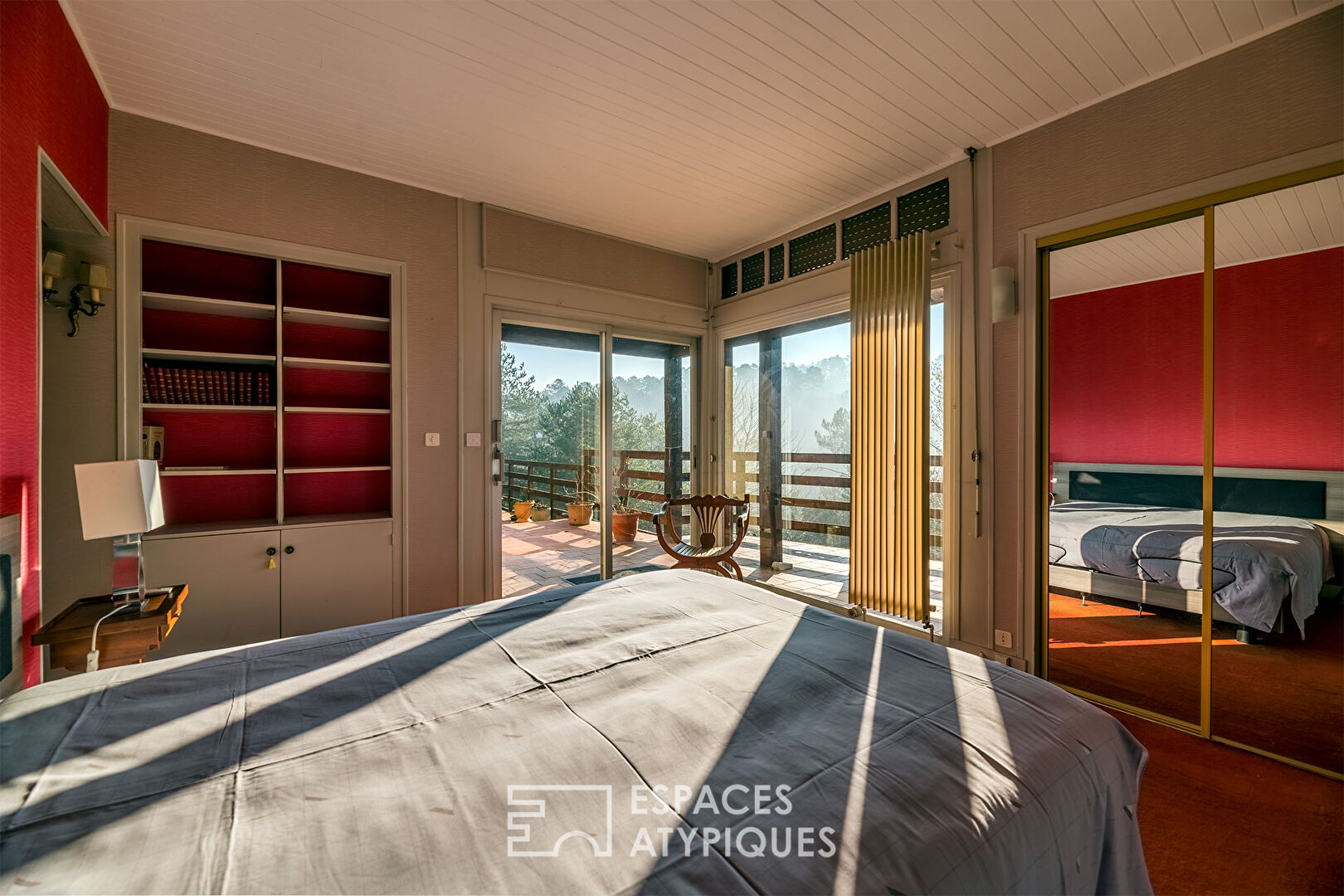 Architect-designed house in the heart of the forest and its breathtaking view