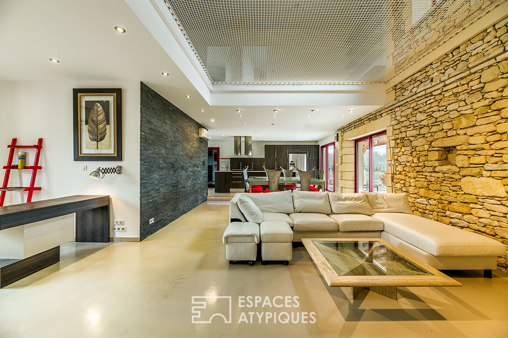 Périgourdine contemporaine avec piscine, terrain constructible.