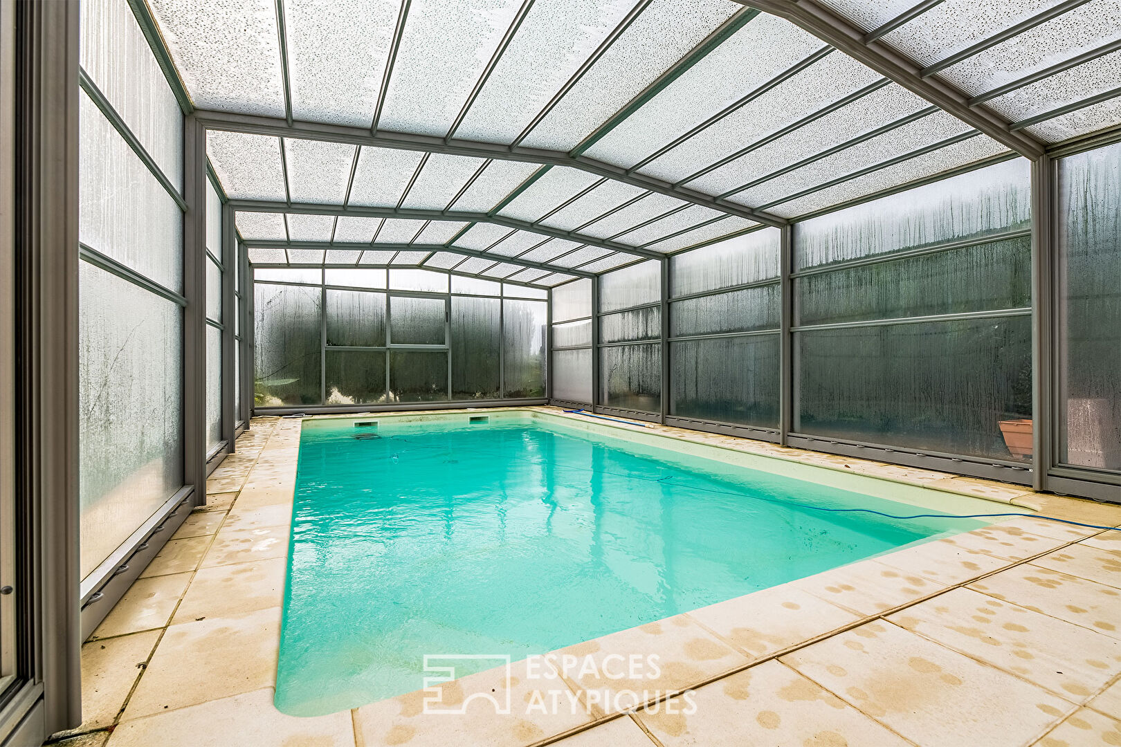 Périgourdine contemporaine avec piscine, terrain constructible.