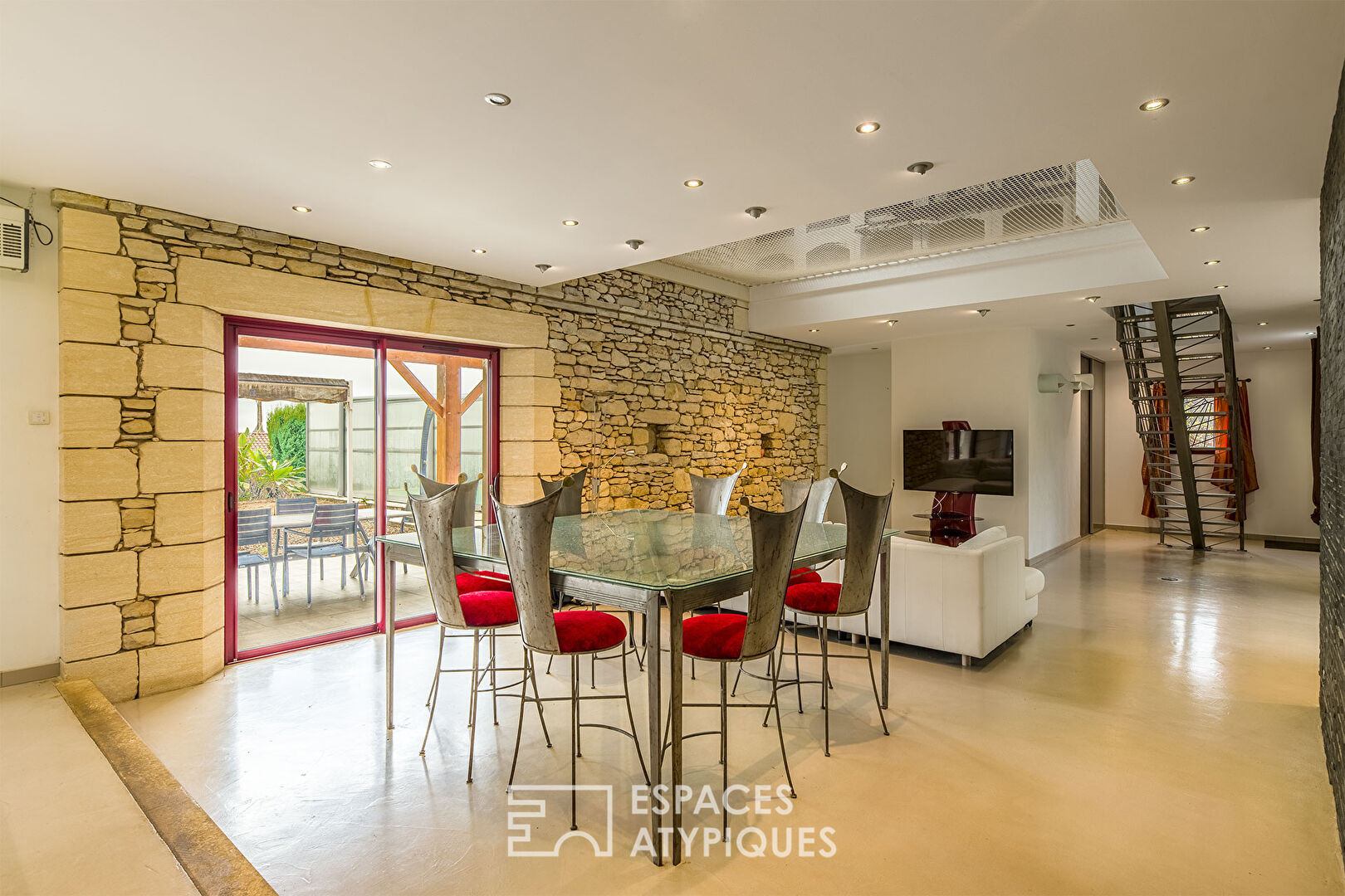 Périgourdine contemporaine avec piscine, terrain constructible.