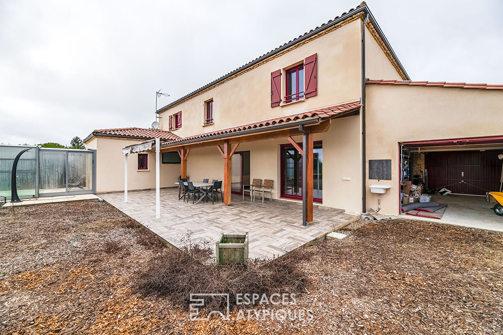 Périgourdine contemporaine avec piscine, terrain constructible.