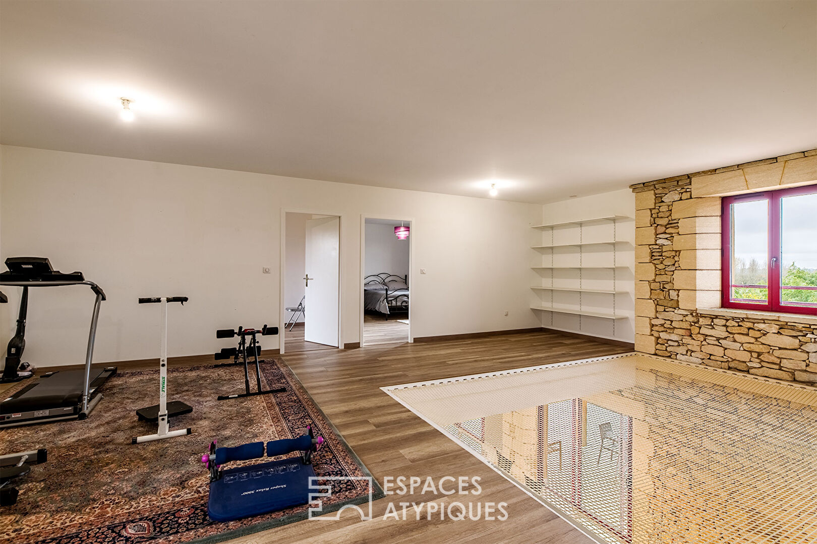 Périgourdine contemporaine avec piscine, terrain constructible.