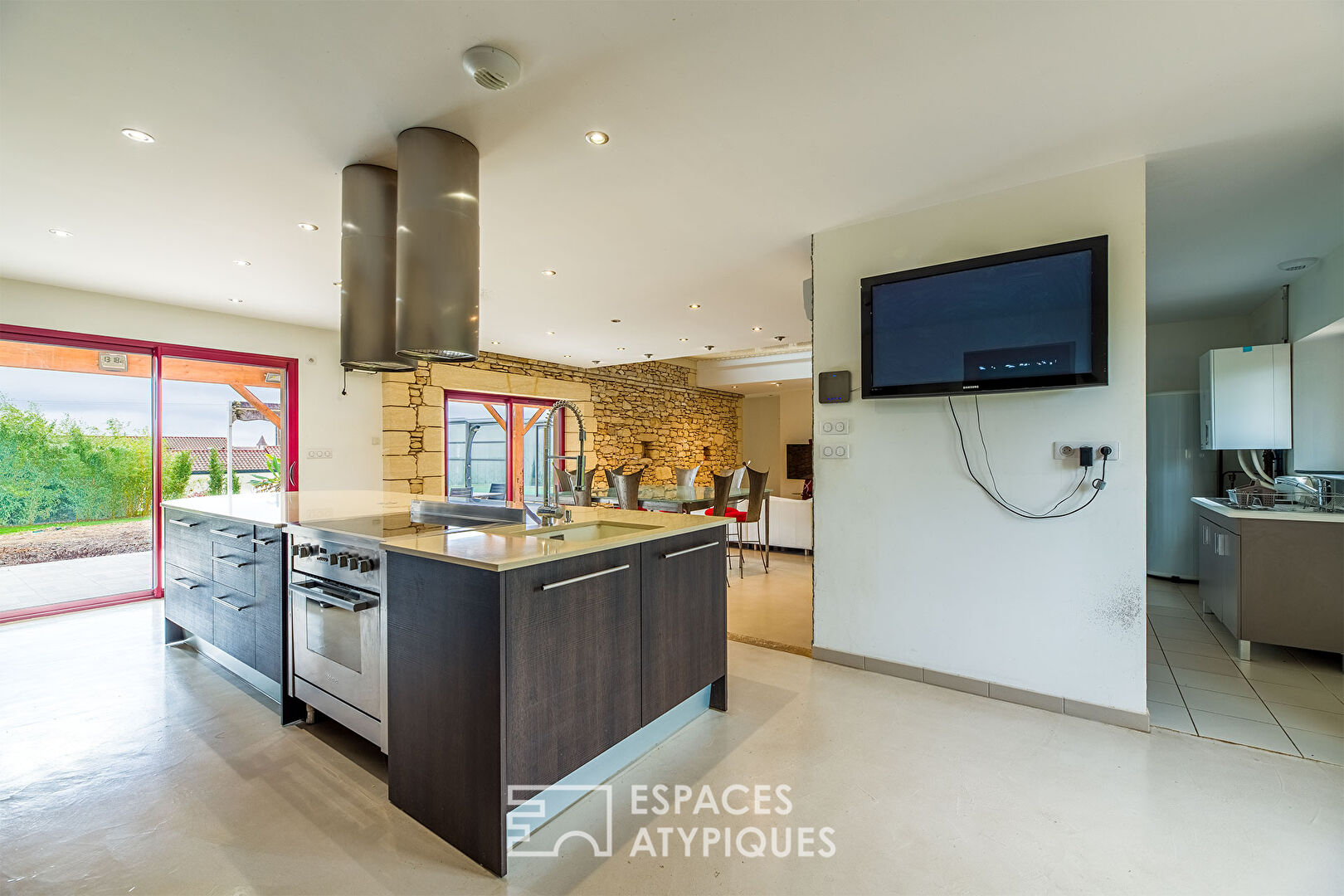 Périgourdine contemporaine avec piscine, terrain constructible.