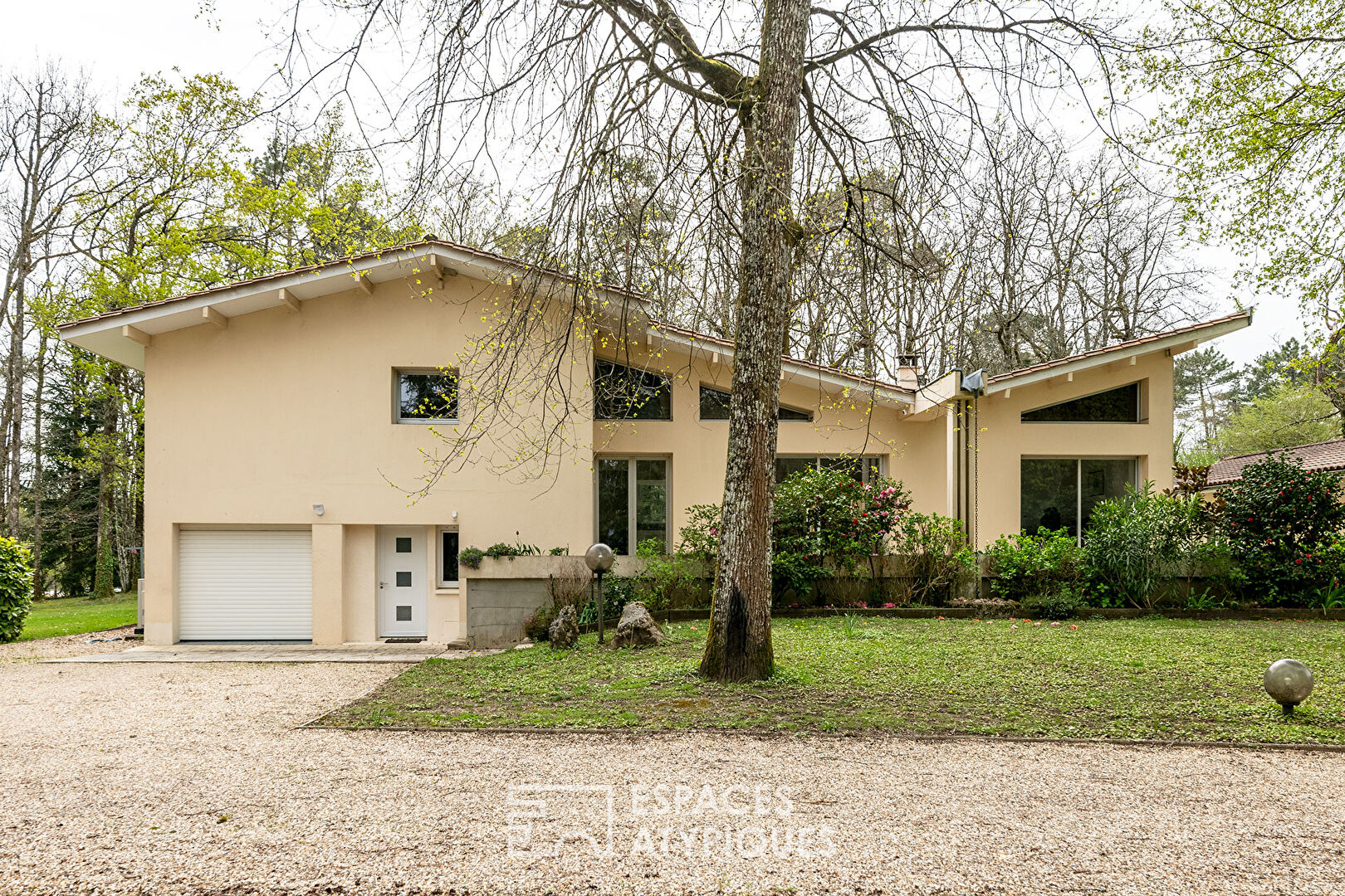 Villa d’architecte Seventie’s et son parc arboré