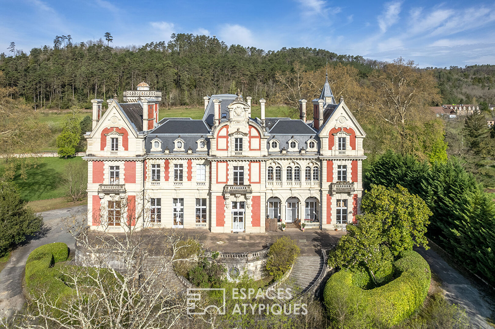 Charming pied-à-terre and castle life