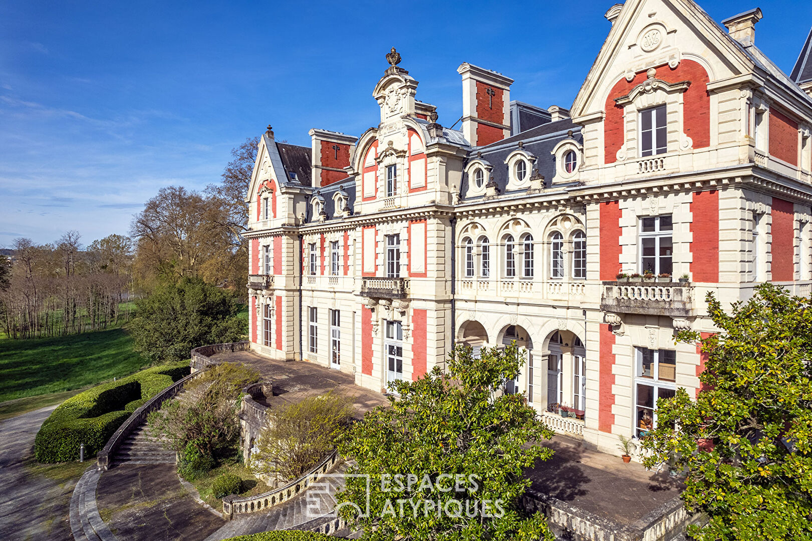 Charming pied-à-terre and castle life