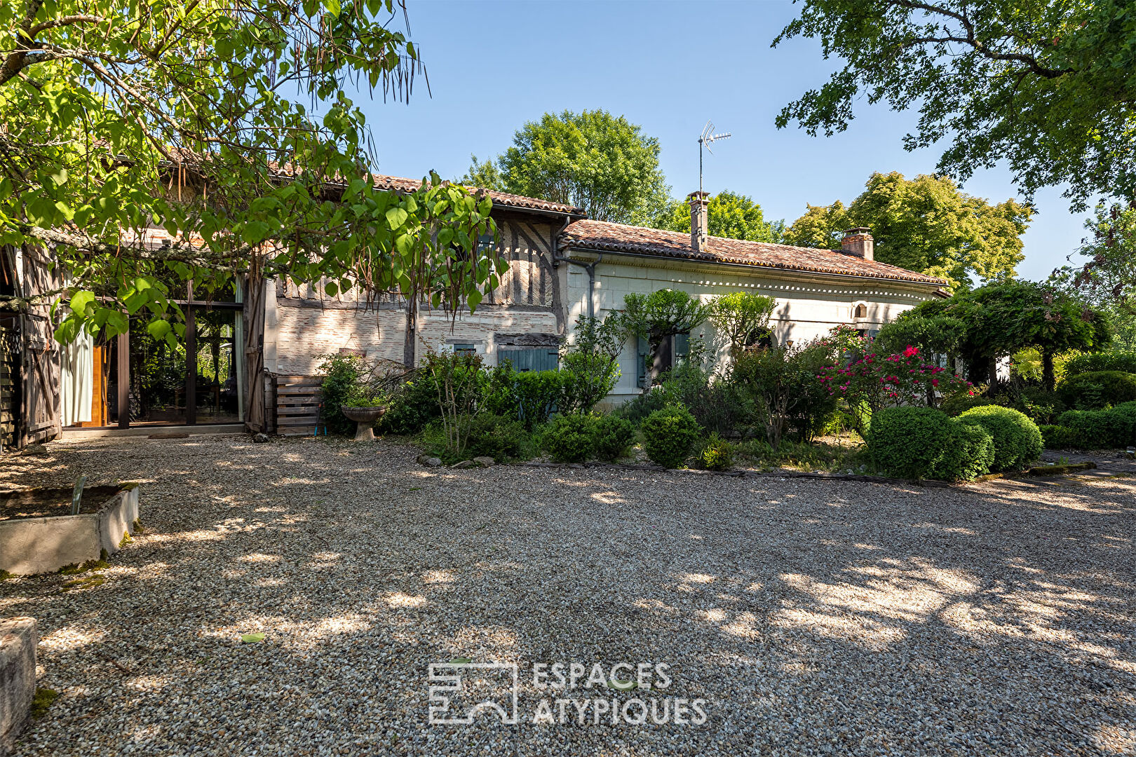 Propriété de caractère en Périgord Vert avec gîte et chambres d’hôtes