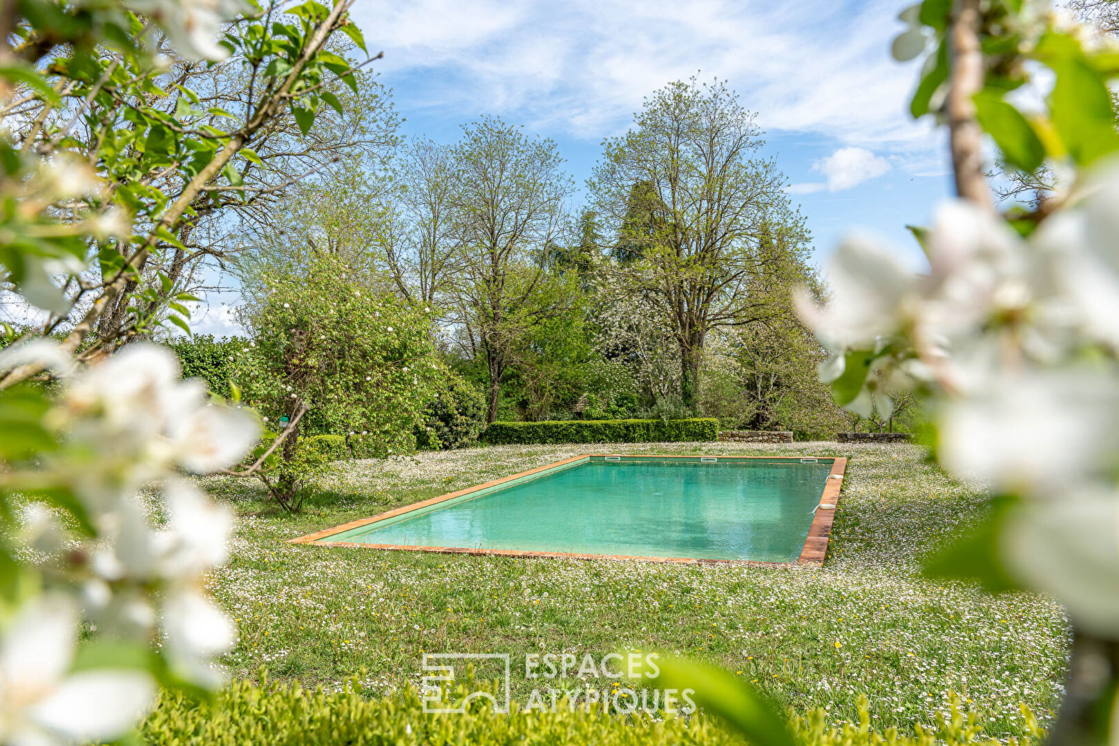 18th century bourgeois house, its outbuildings and its XXL swimming pool