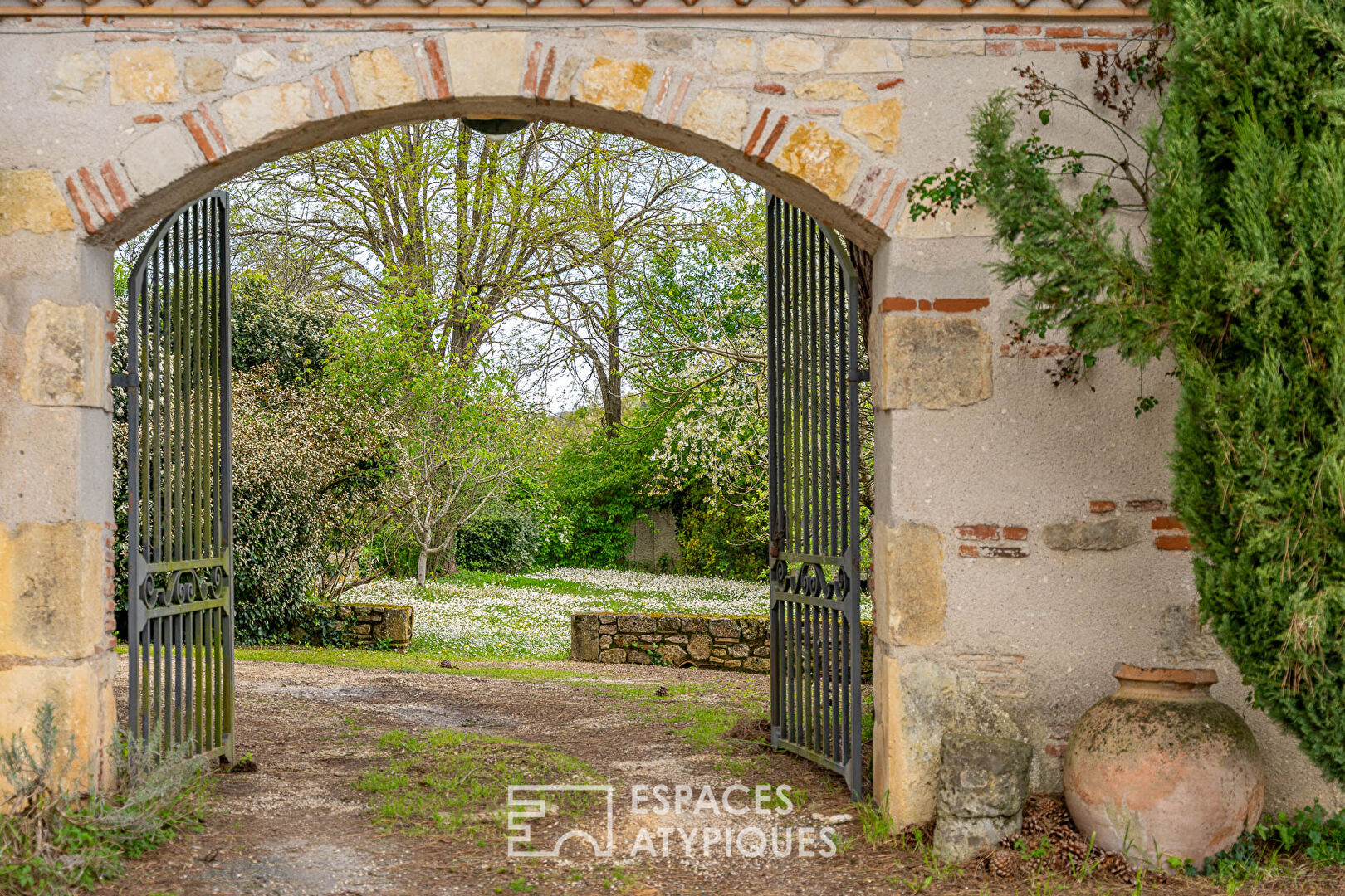 Maison bourgeoise du XVIII ème, ses dépendances et sa piscine XXL