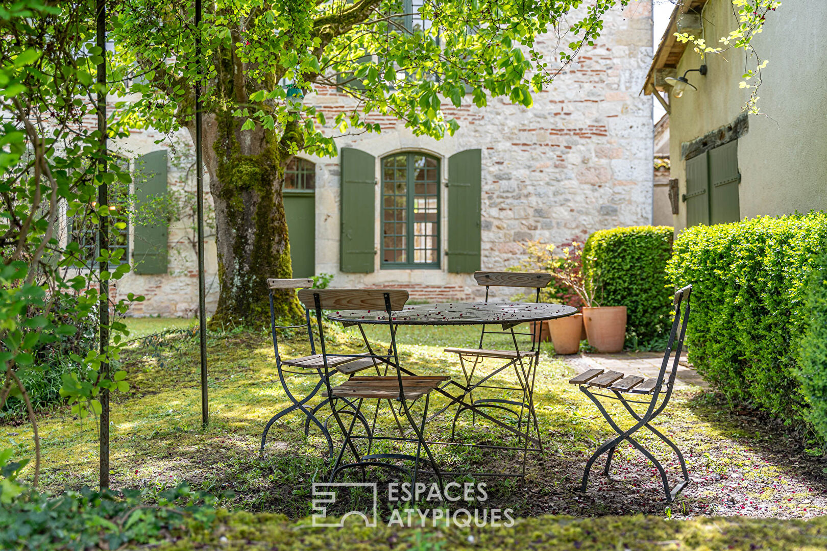 18th century bourgeois house, its outbuildings and its XXL swimming pool