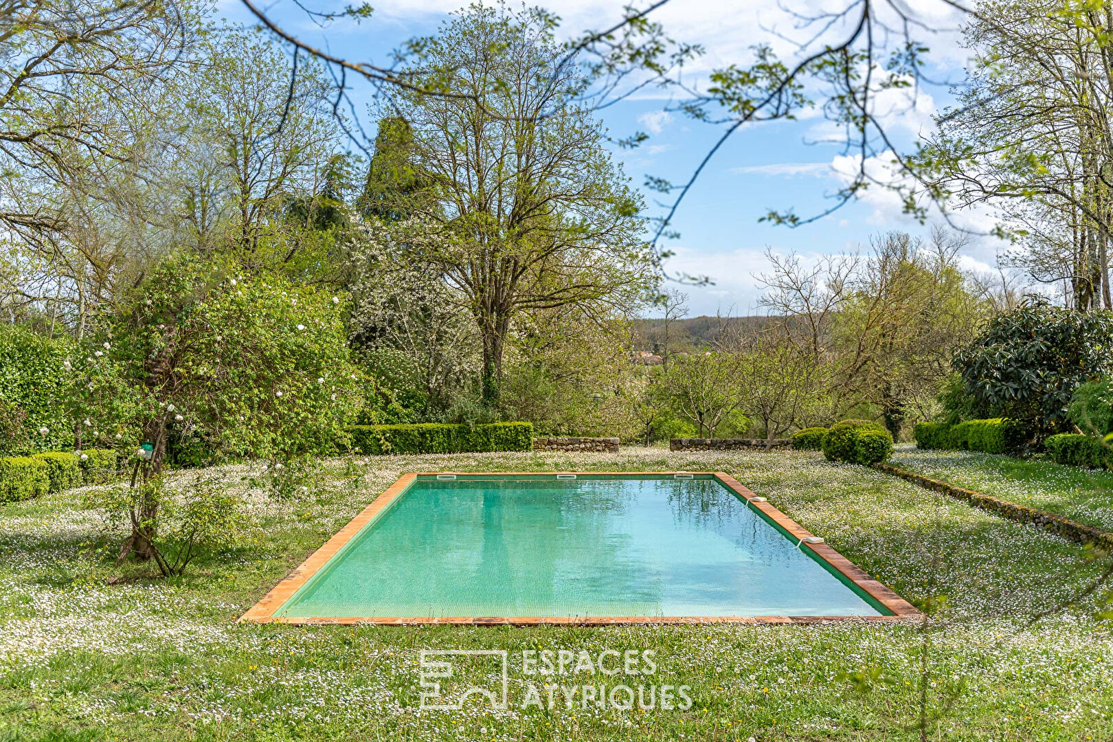 Maison bourgeoise du XVIII ème, ses dépendances et sa piscine XXL