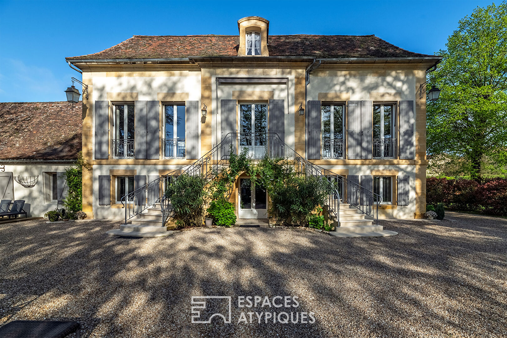 Renovated mansion at the gates of Bergerac town center