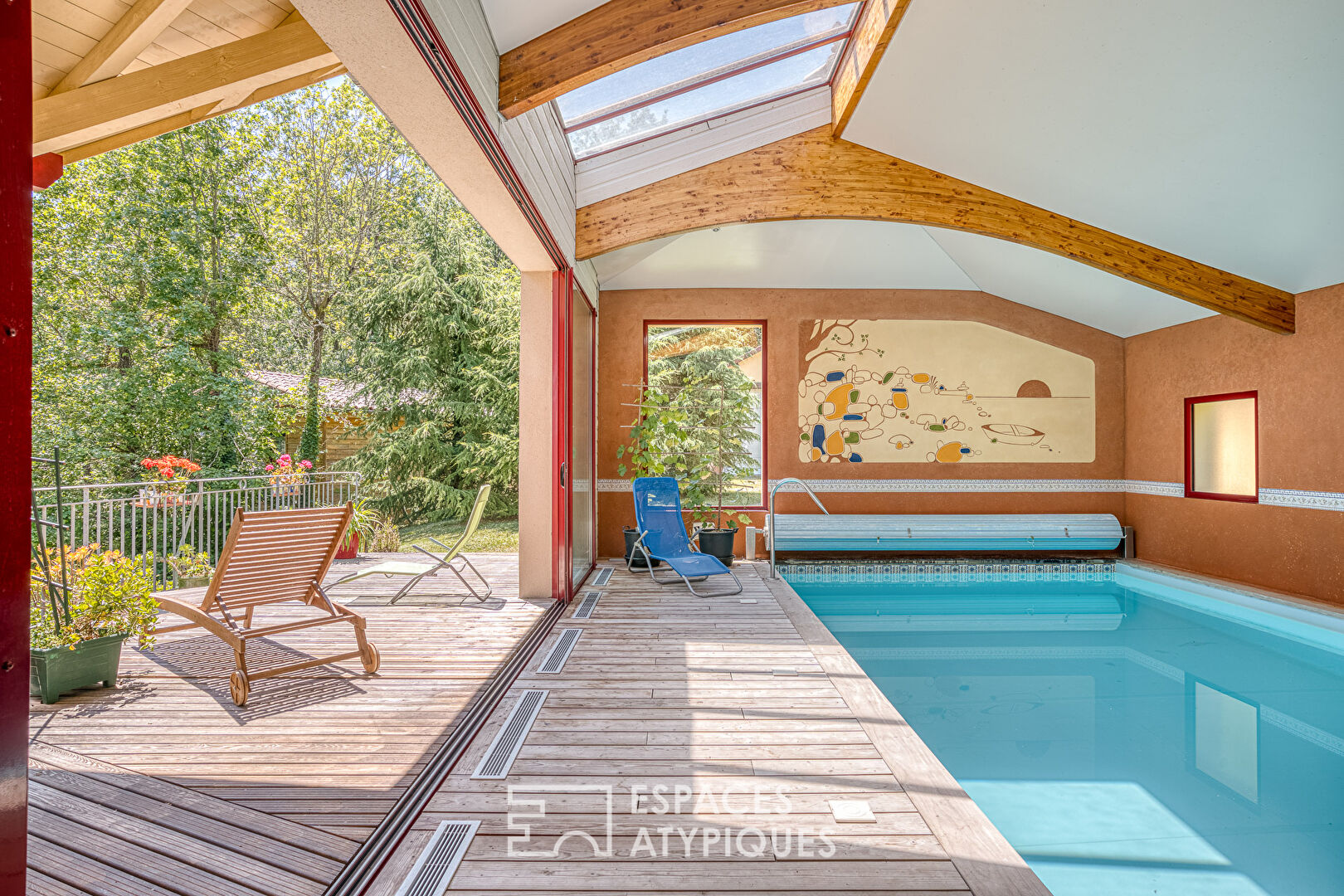 Bright architect-designed house, its indoor swimming pool and its breathtaking view.