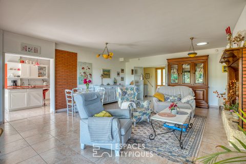 Bright architect-designed house, its indoor swimming pool and its breathtaking view.