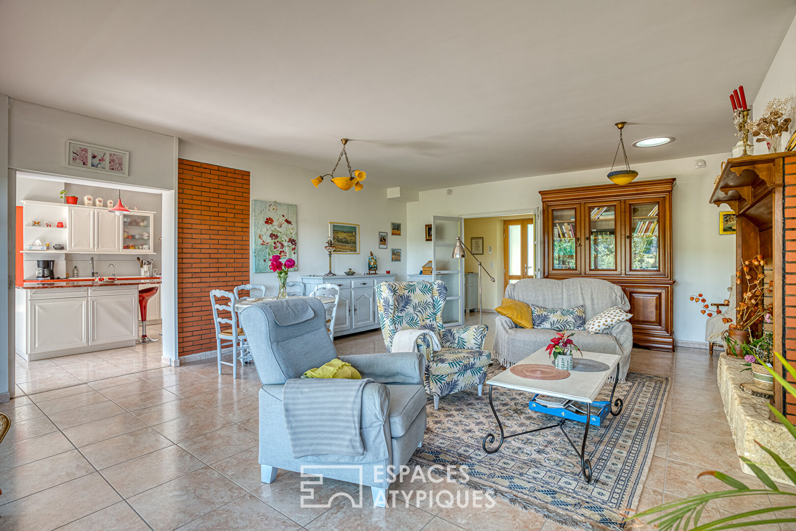Bright architect-designed house, its indoor swimming pool and its breathtaking view.