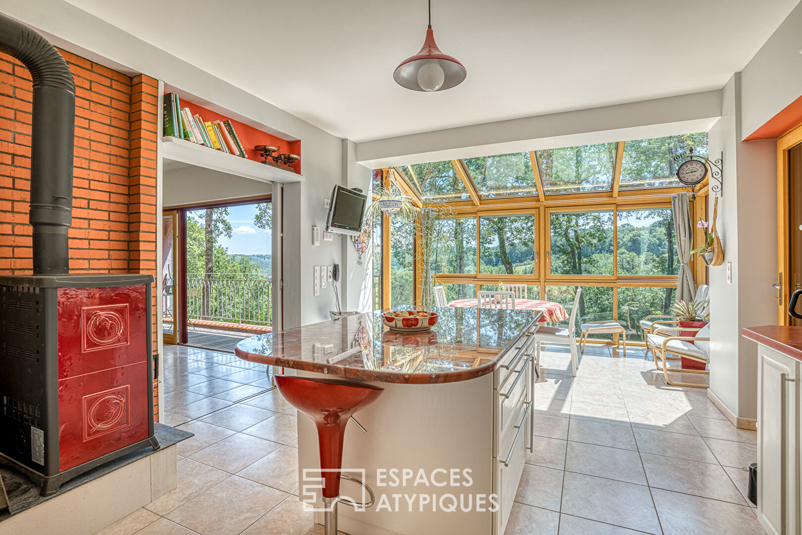 Bright architect-designed house, its indoor swimming pool and its breathtaking view.