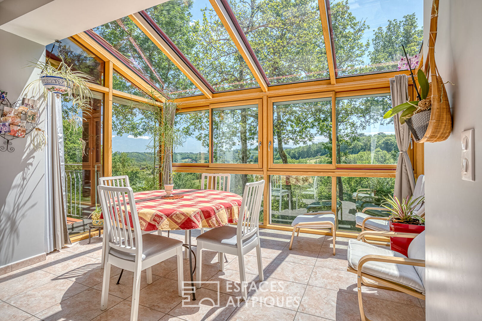 Bright architect-designed house, its indoor swimming pool and its breathtaking view.