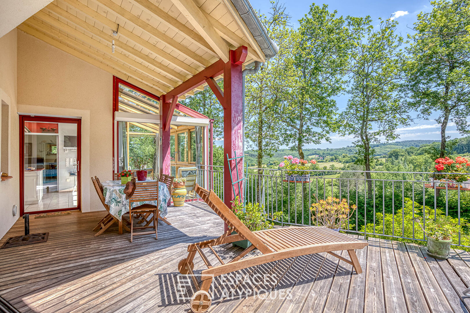 Bright architect-designed house, its indoor swimming pool and its breathtaking view.