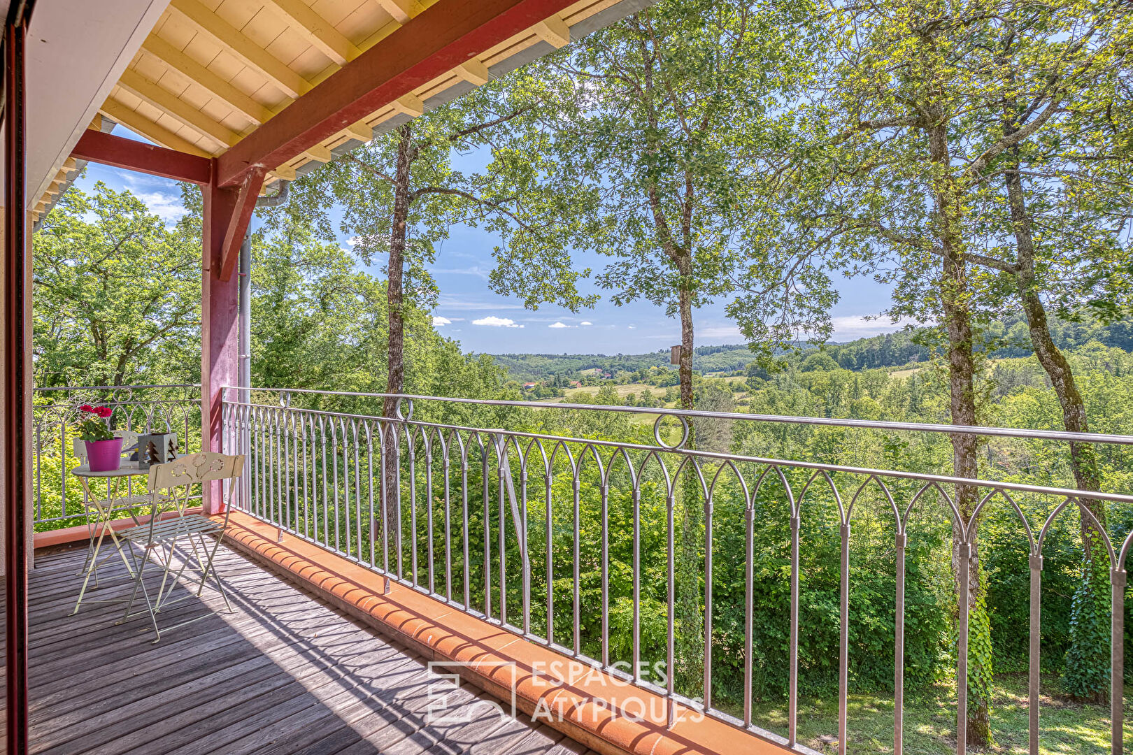 Bright architect-designed house, its indoor swimming pool and its breathtaking view.