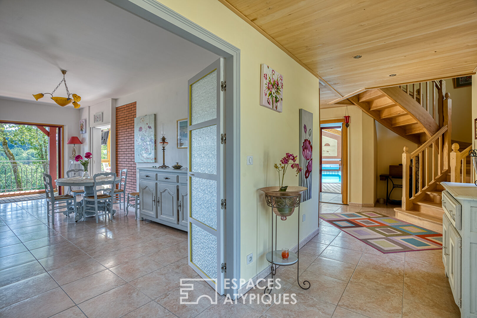 Bright architect-designed house, its indoor swimming pool and its breathtaking view.