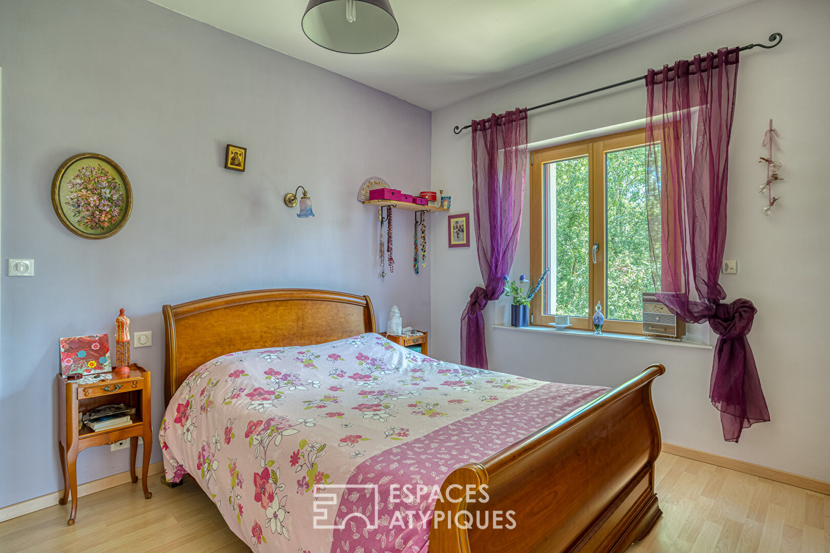 Bright architect-designed house, its indoor swimming pool and its breathtaking view.