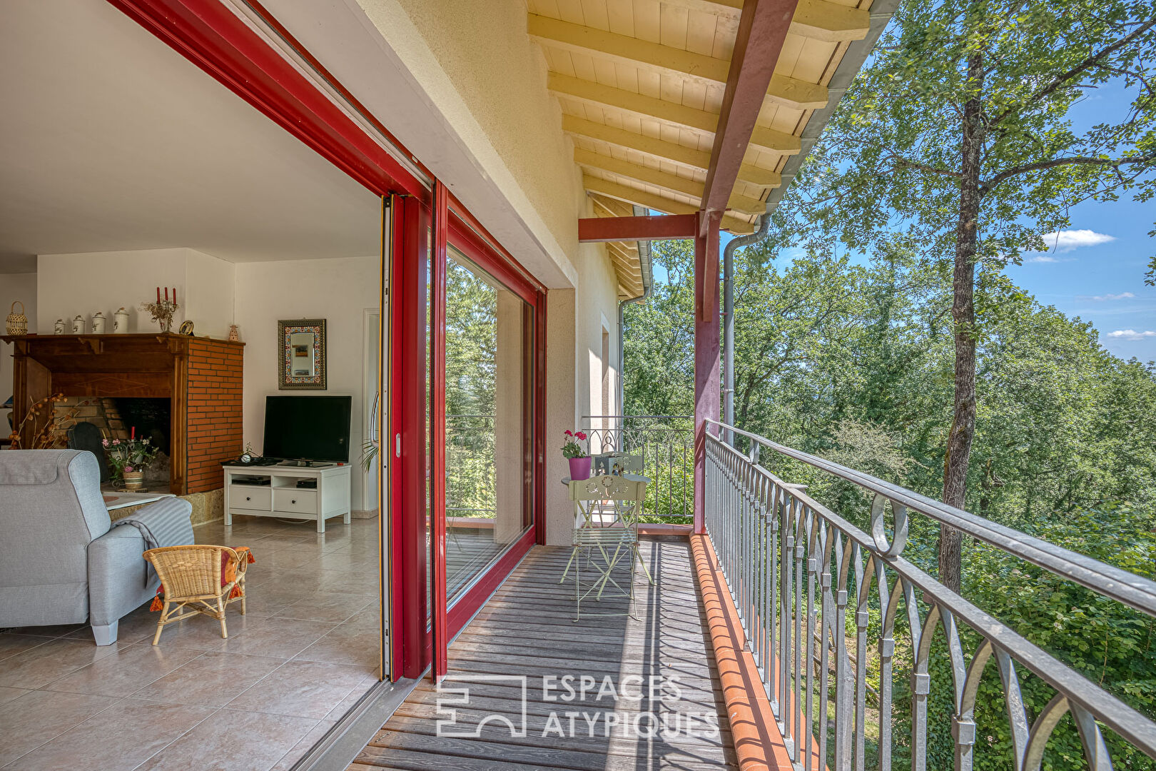 Bright architect-designed house, its indoor swimming pool and its breathtaking view.