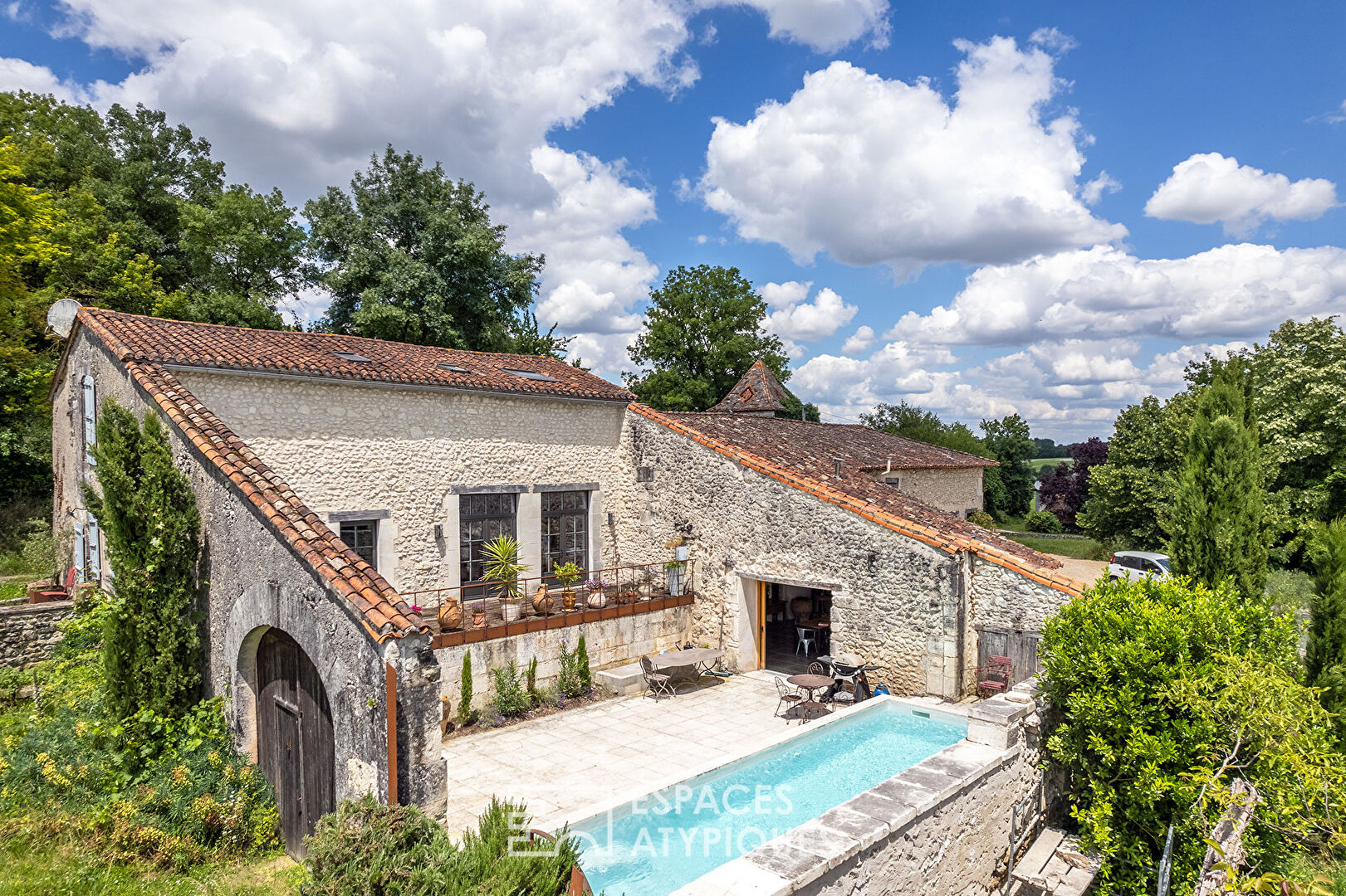 The elegant old farmhouse, its rusticity and its refined renovation