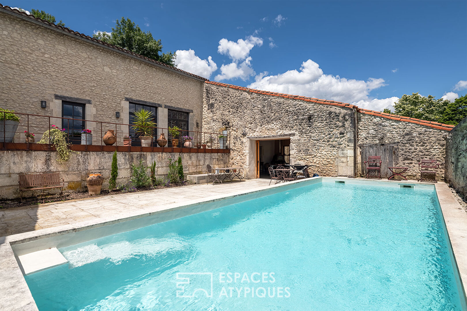 The elegant old farmhouse, its rusticity and its refined renovation