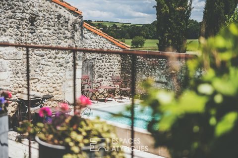 The elegant old farmhouse, its rusticity and its refined renovation