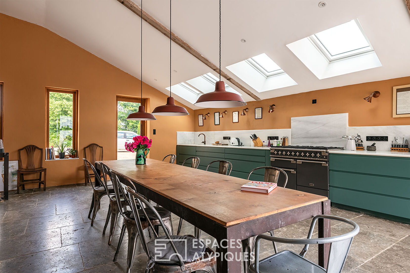 The elegant old farmhouse, its rusticity and its refined renovation