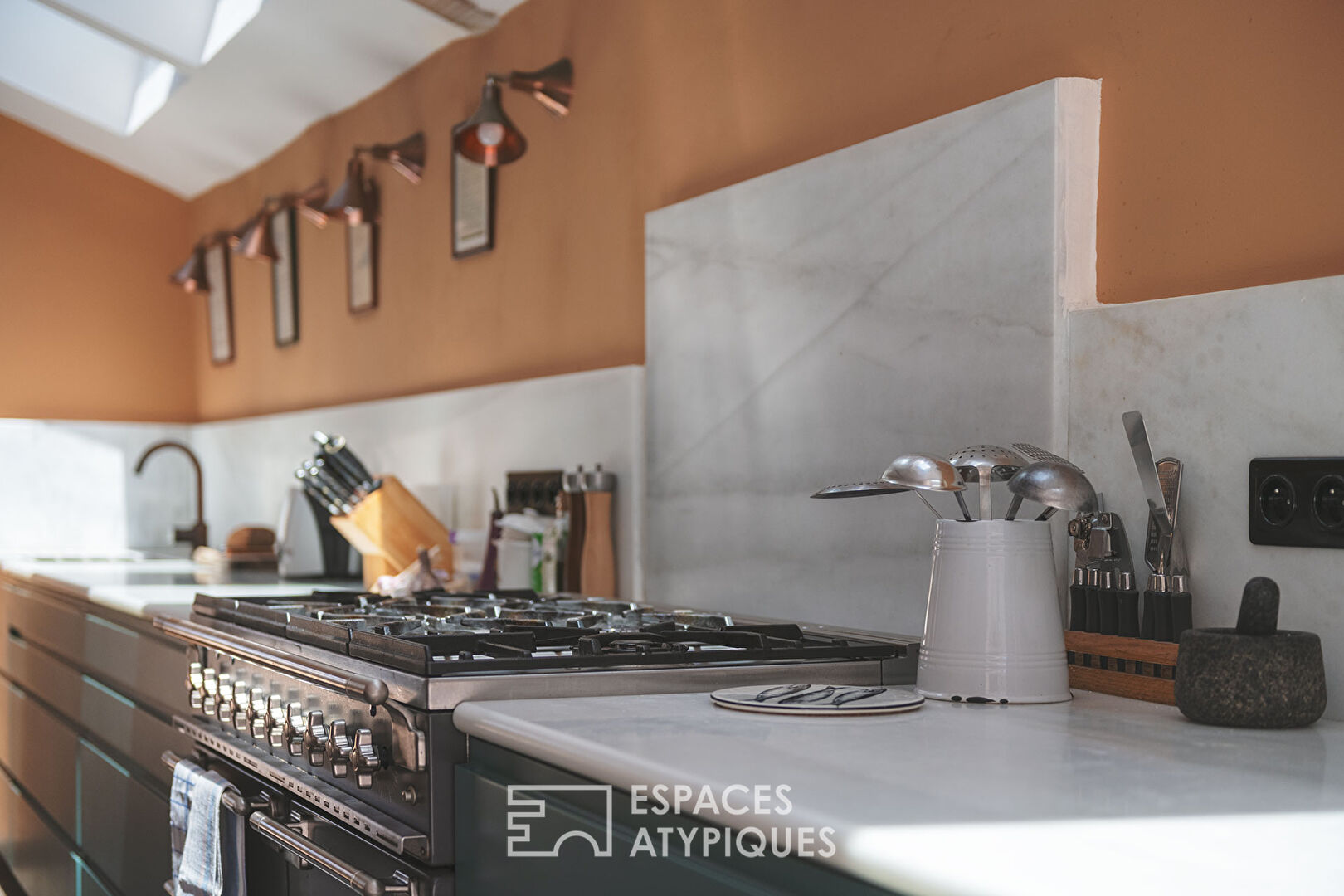 The elegant old farmhouse, its rusticity and its refined renovation