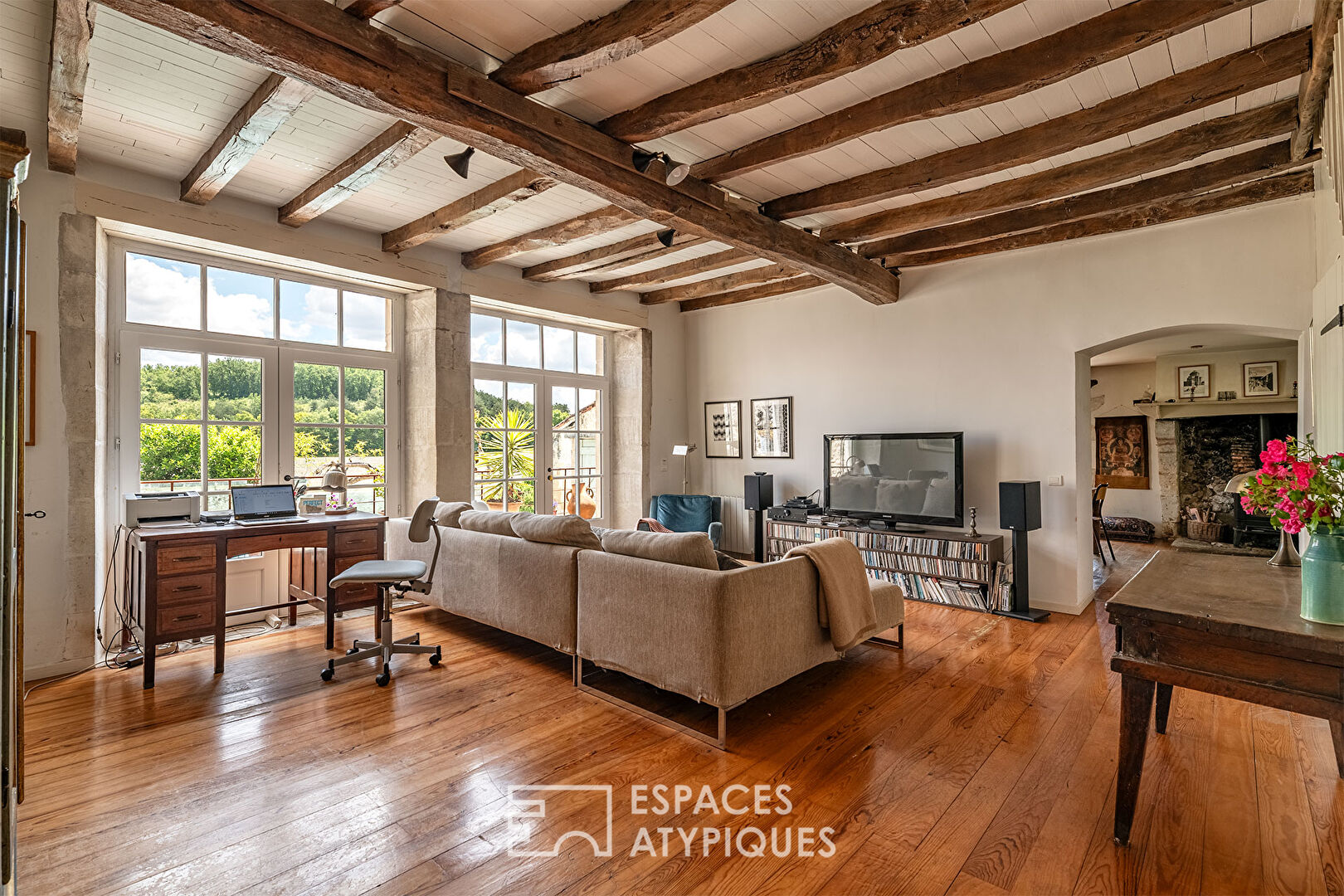 The elegant old farmhouse, its rusticity and its refined renovation