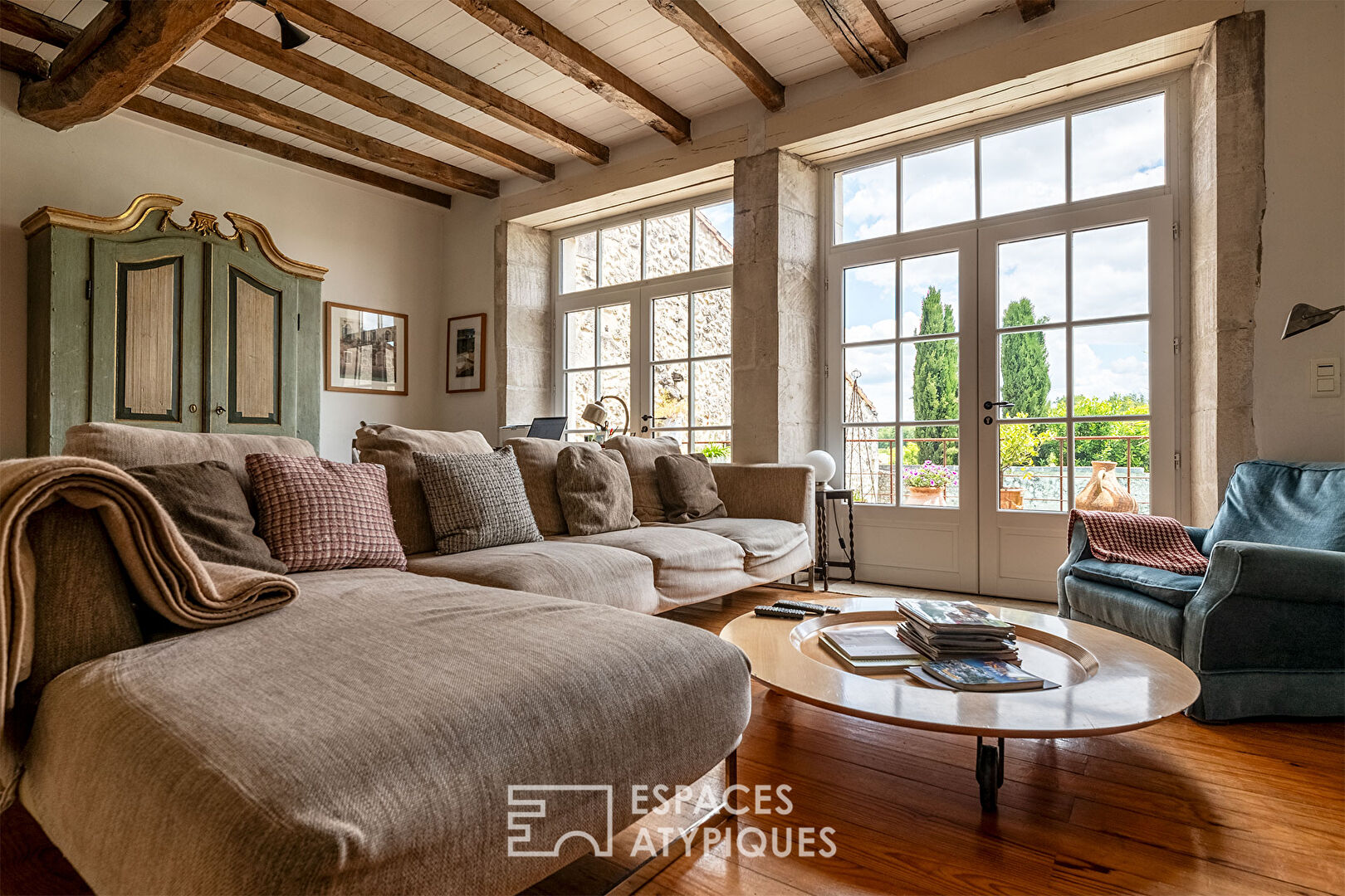 The elegant old farmhouse, its rusticity and its refined renovation
