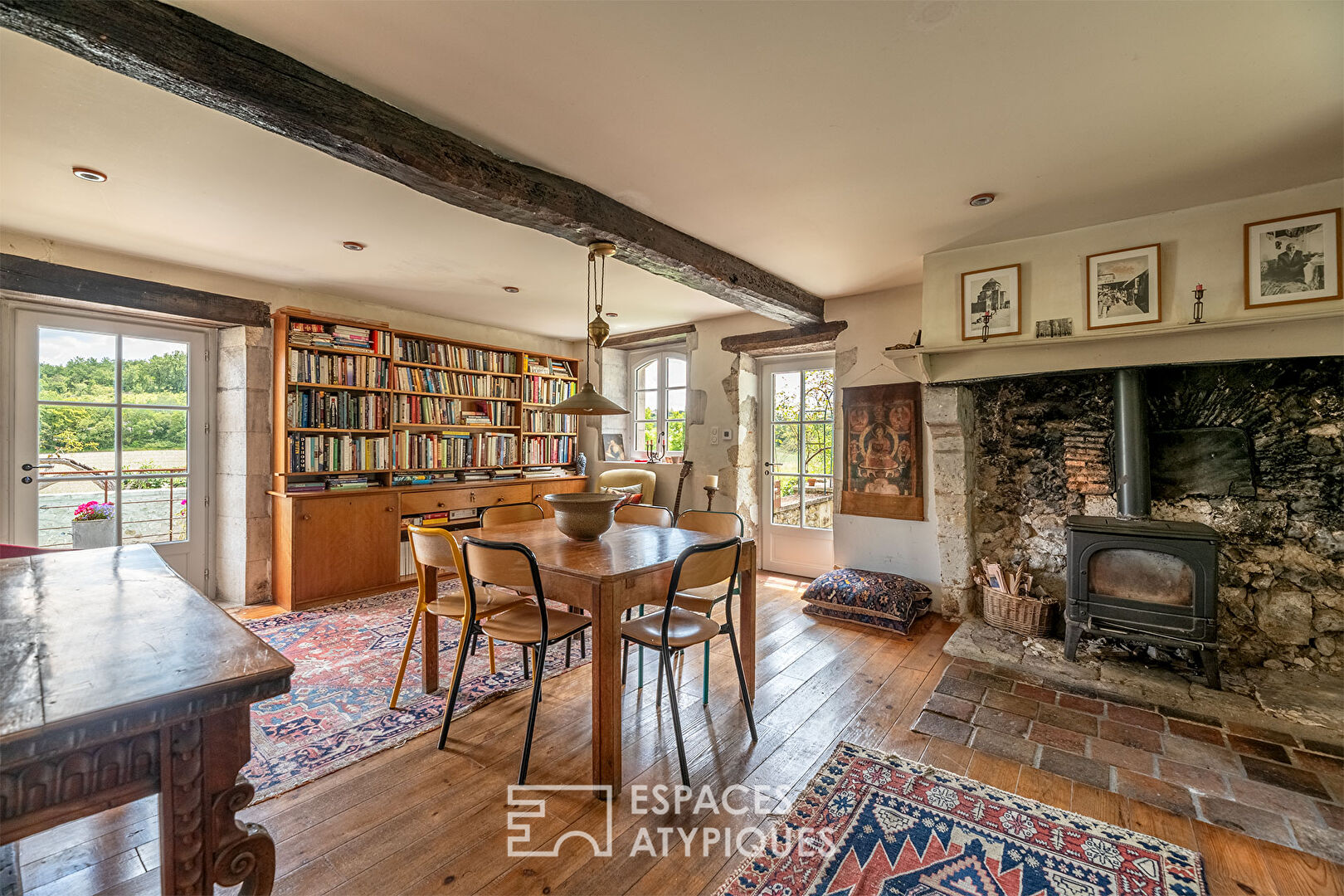 The elegant old farmhouse, its rusticity and its refined renovation