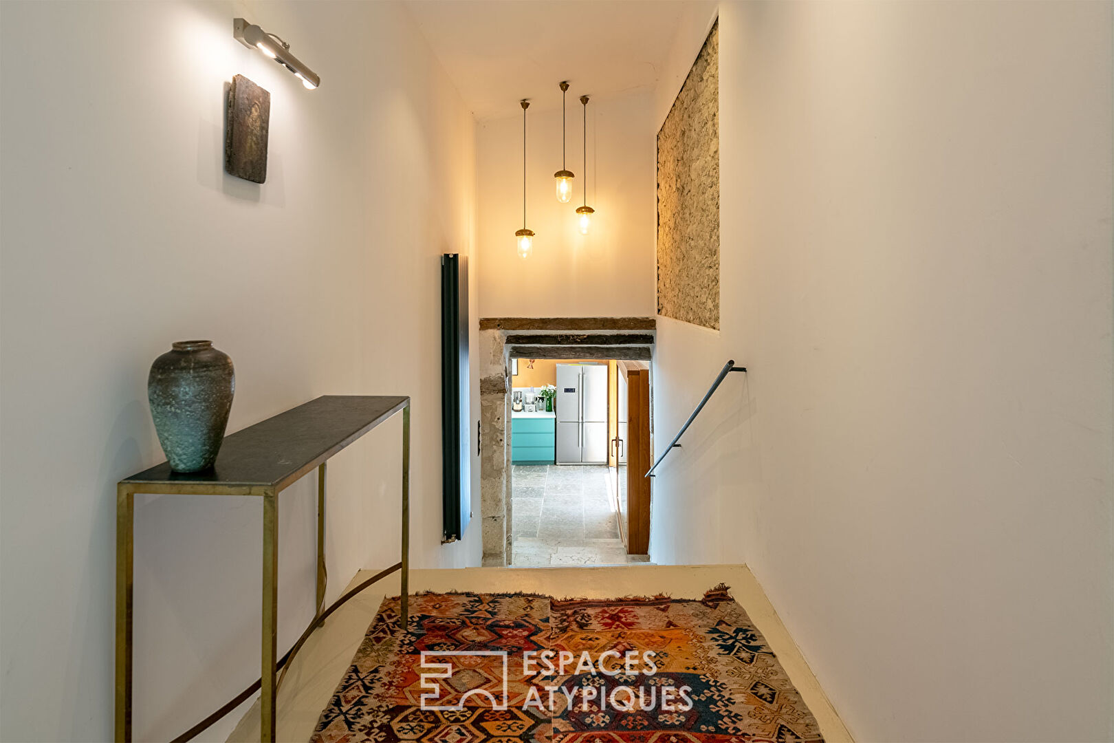 The elegant old farmhouse, its rusticity and its refined renovation
