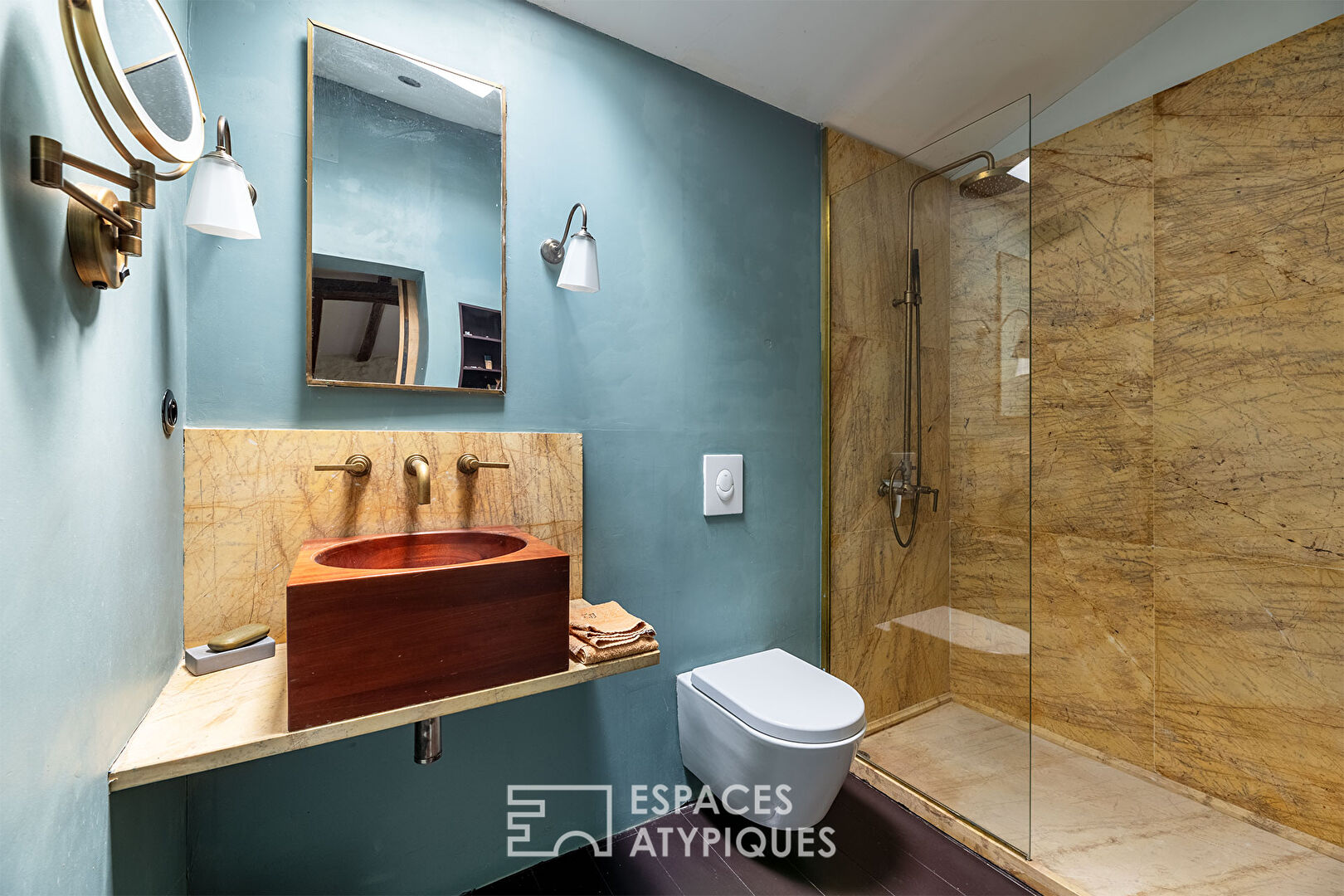The elegant old farmhouse, its rusticity and its refined renovation