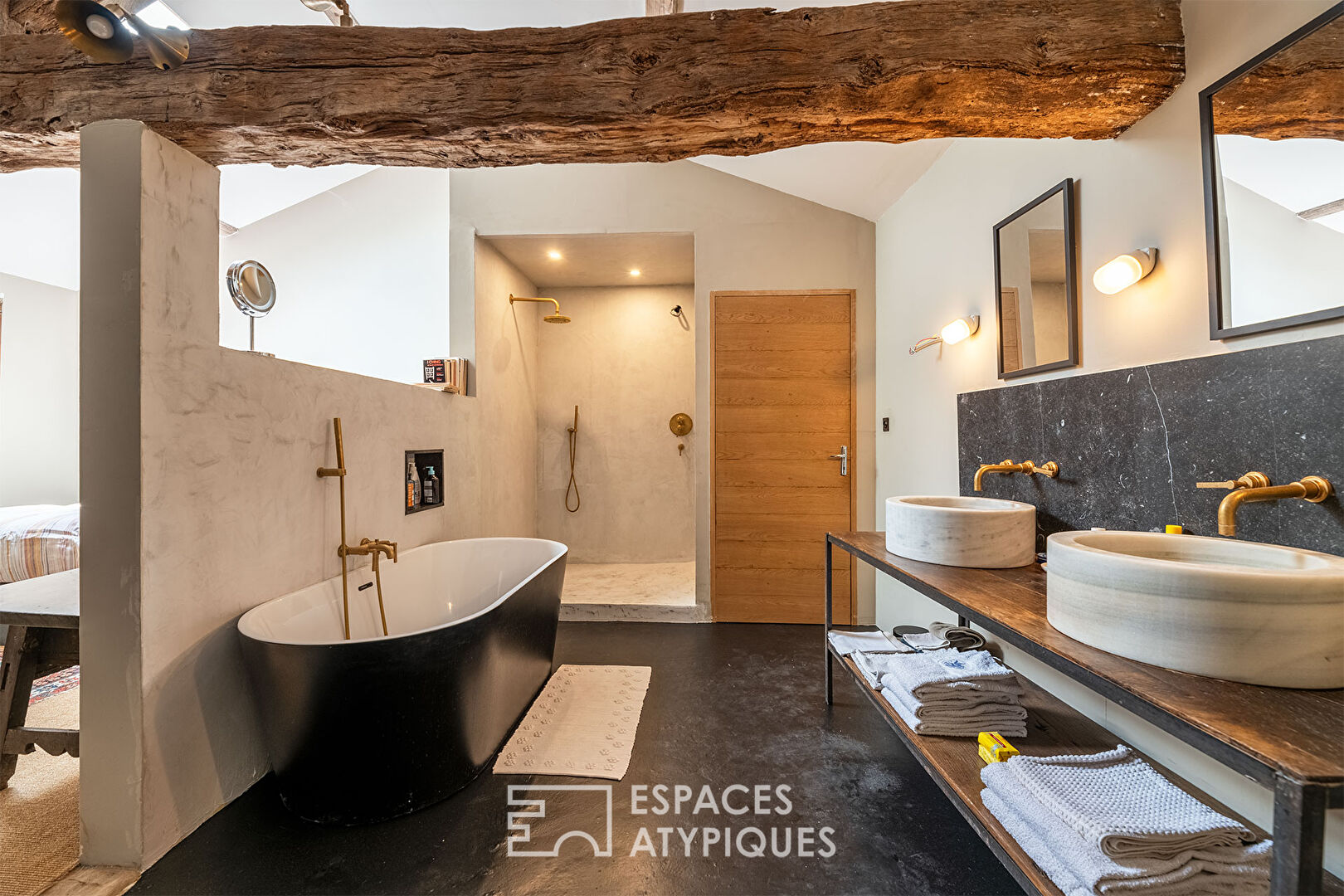 The elegant old farmhouse, its rusticity and its refined renovation