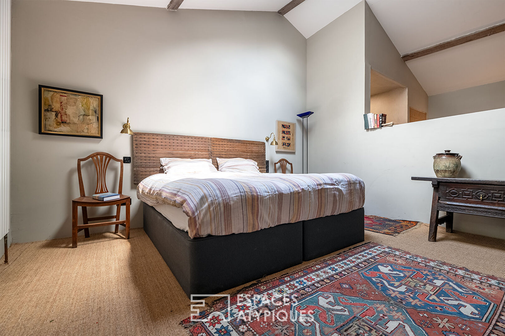 The elegant old farmhouse, its rusticity and its refined renovation