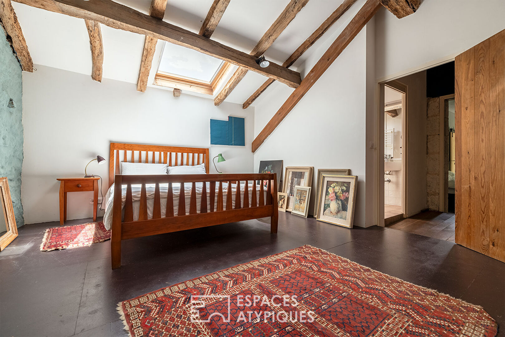 The elegant old farmhouse, its rusticity and its refined renovation
