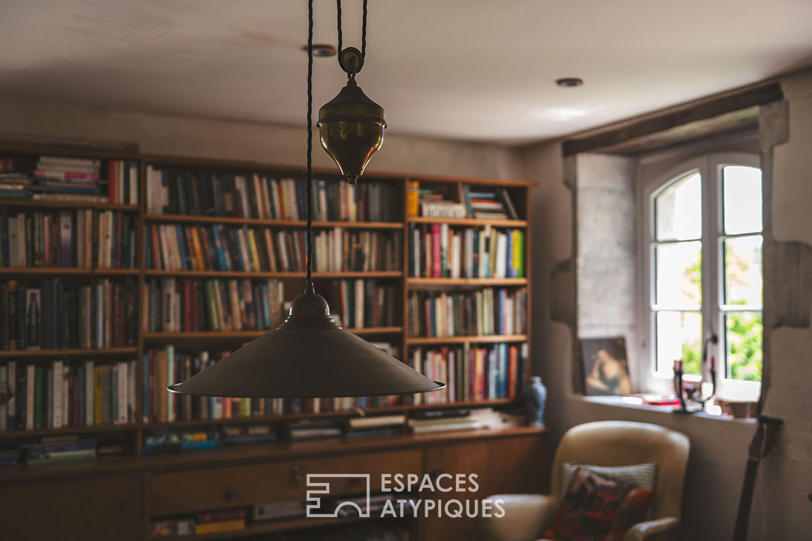 The elegant old farmhouse, its rusticity and its refined renovation