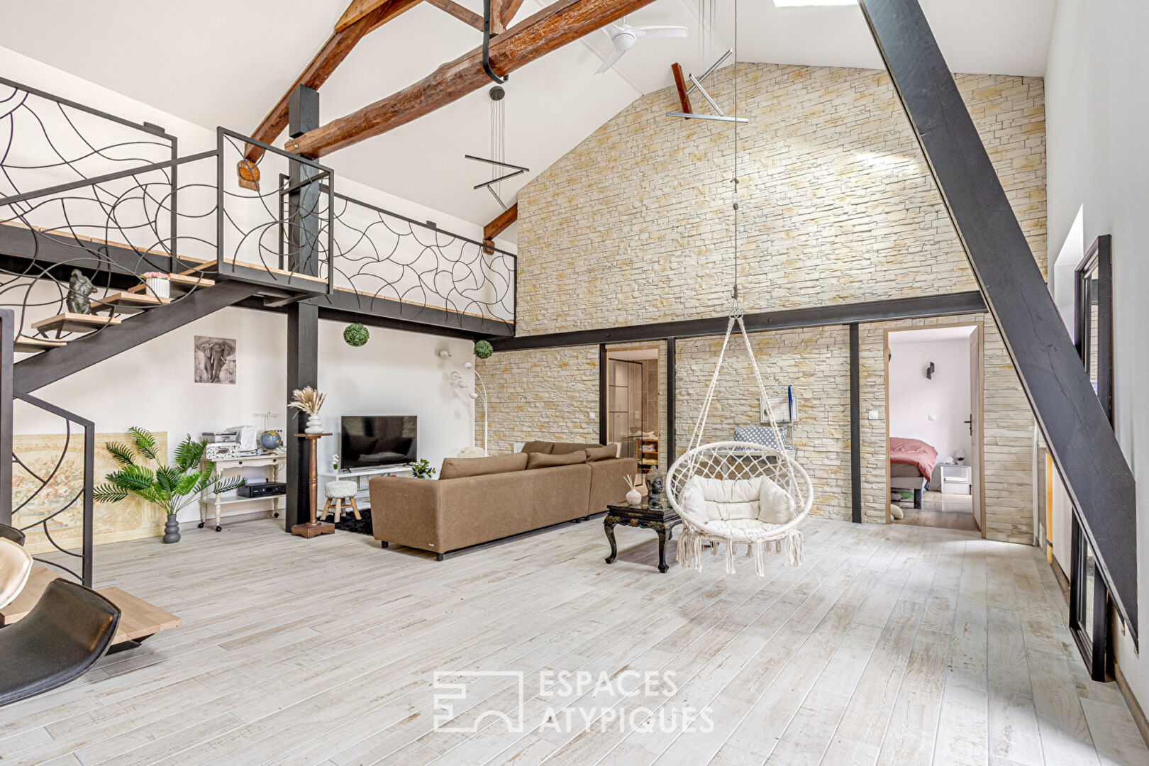 Loft duplex dans un ancien garage en fond de cour