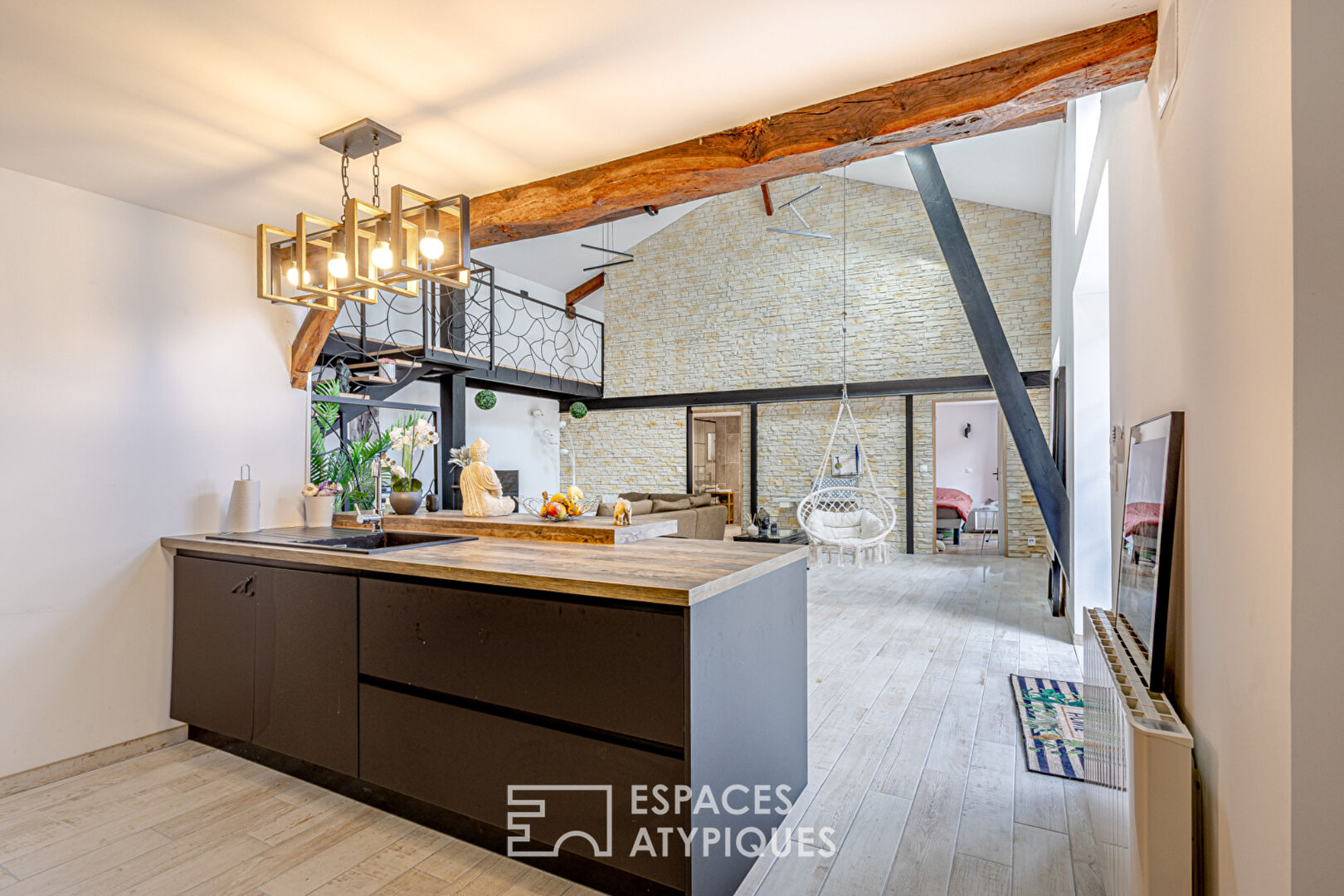 Loft duplex dans un ancien garage en fond de cour
