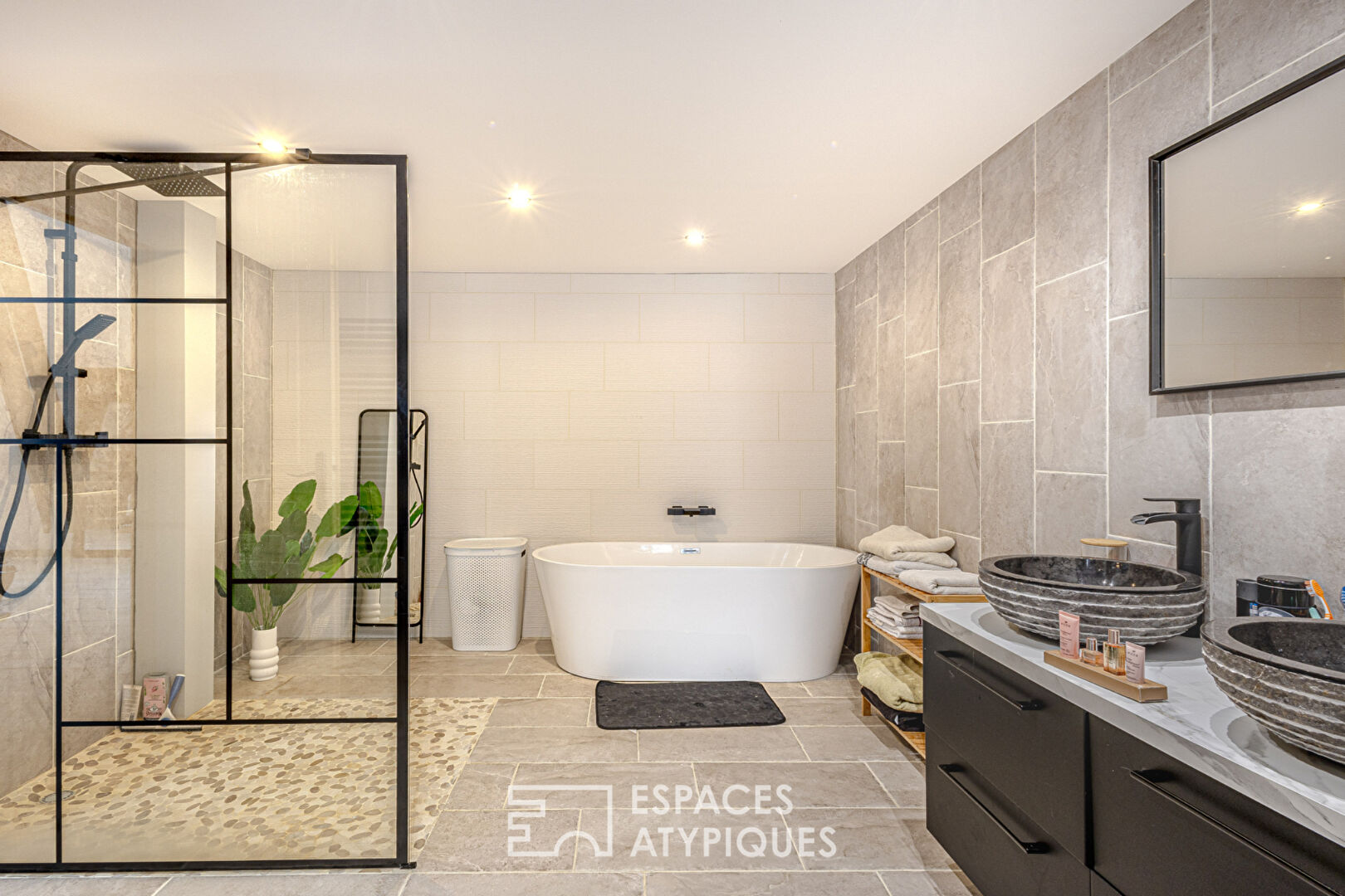 Loft duplex dans un ancien garage en fond de cour