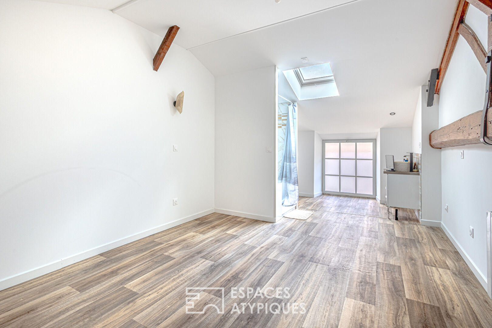 Loft duplex dans un ancien garage en fond de cour