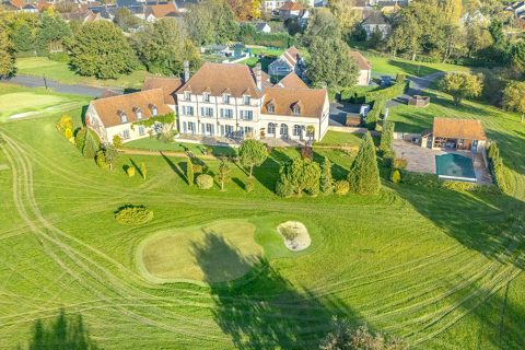 The Manor, master of its Domain, a prestigious actor in a bucolic setting