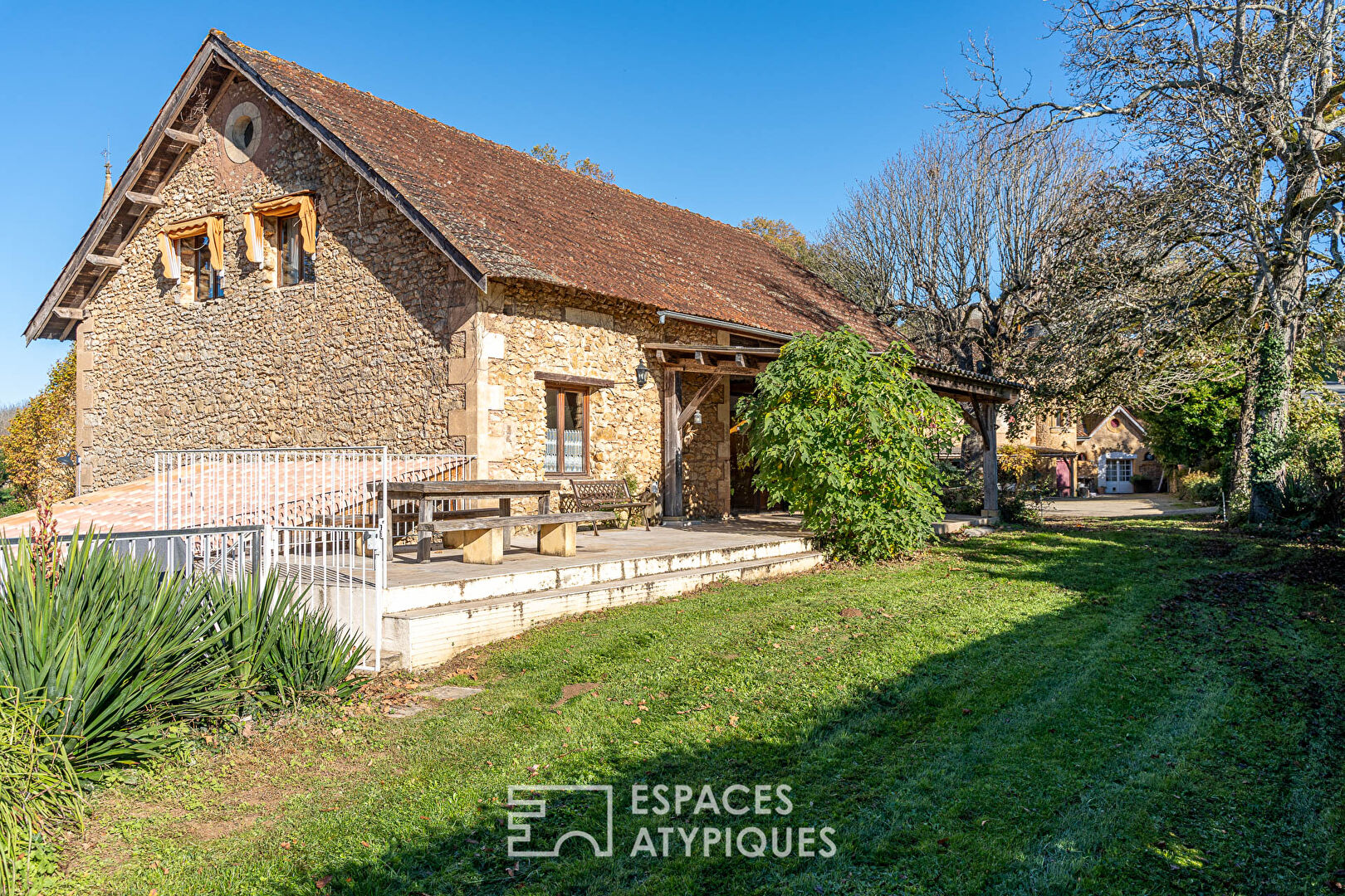 Manoir du XVIIIème et sa dépendance en pierre 12 pièce(s) 499 m2