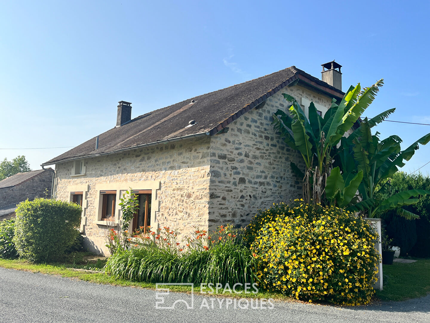 Modern cottage with pleasant surprises in Nontronnais
