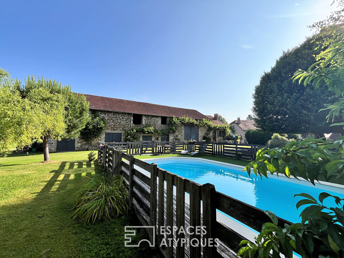 Modern cottage with pleasant surprises in Nontronnais